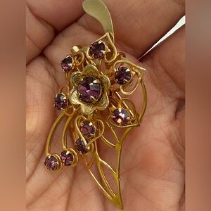 Vintage-style Gold tone Purple Flower Brooch/Pendent With Hearts